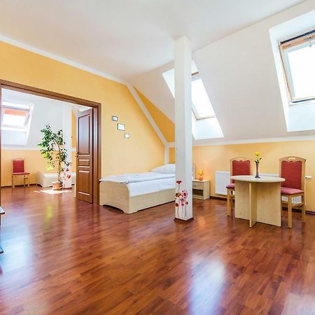 Hotel & Motorest V Udoli Zlateho Potoka Blsany Buitenkant foto