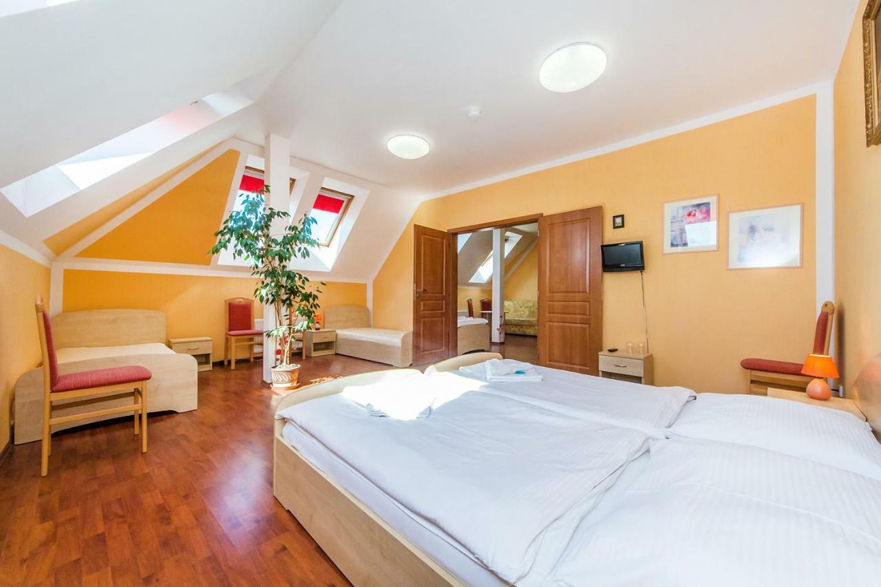 Hotel & Motorest V Udoli Zlateho Potoka Blsany Buitenkant foto