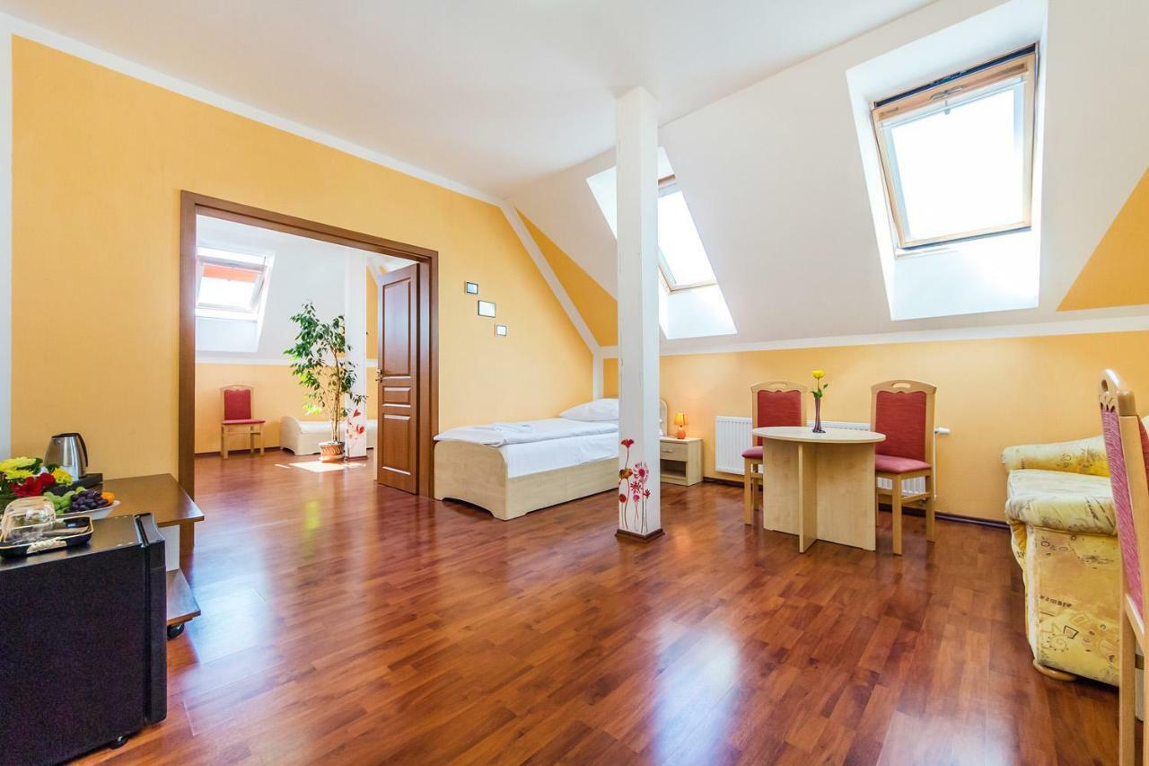 Hotel & Motorest V Udoli Zlateho Potoka Blsany Buitenkant foto