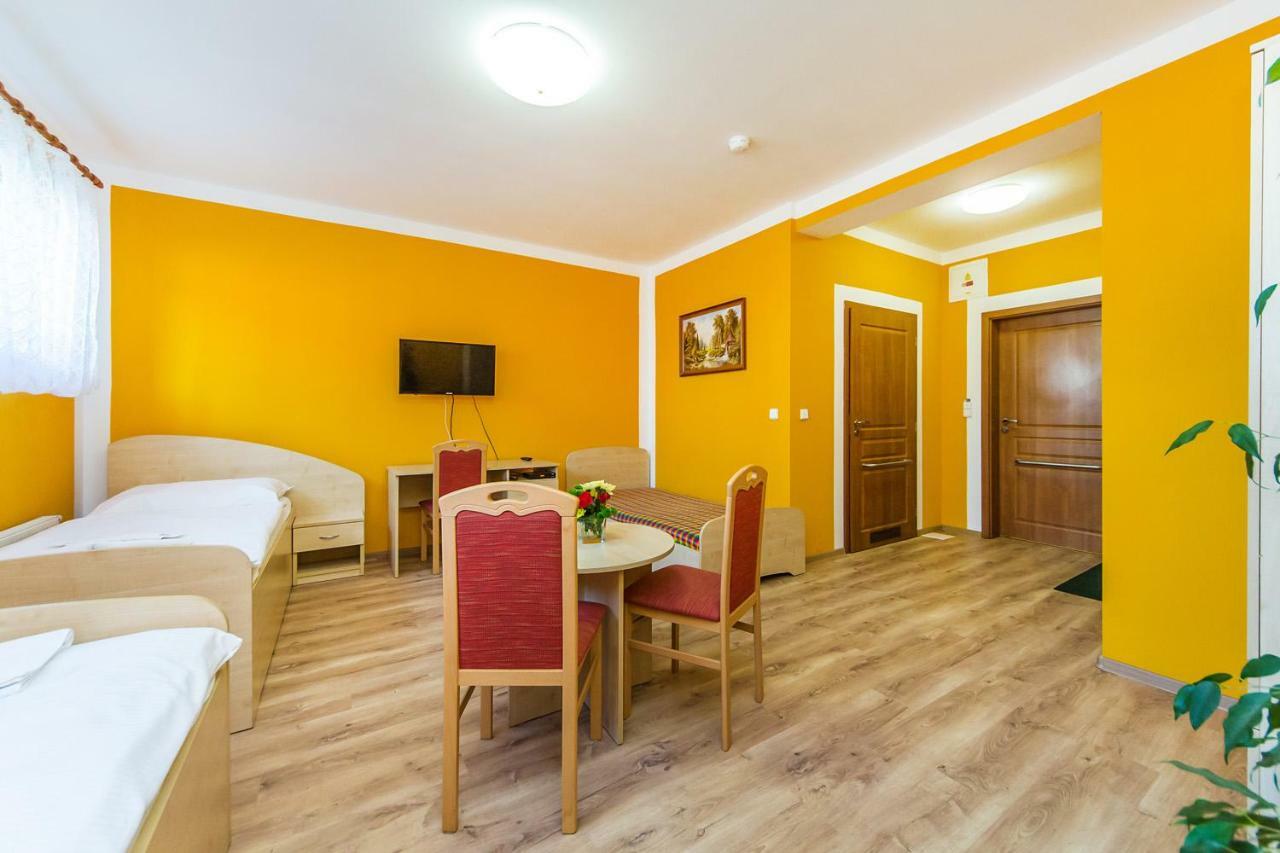 Hotel & Motorest V Udoli Zlateho Potoka Blsany Buitenkant foto